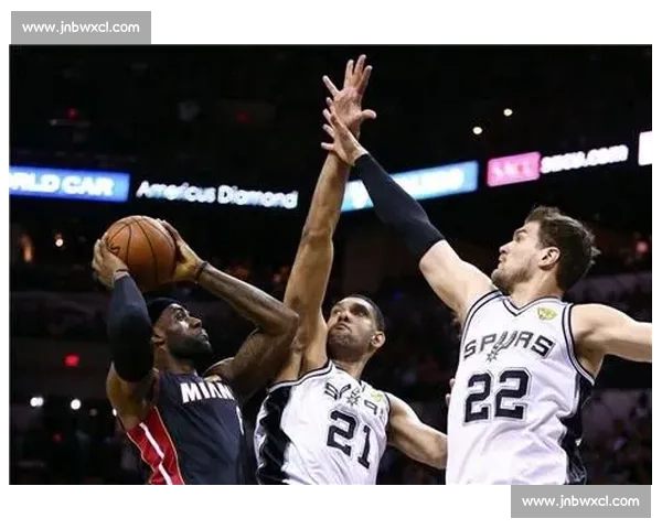 NBA总决赛湖人对阵热火得分对比与关键球员表现解析全记录盘点 NBA总决赛湖人对阵热火得分对比与关键球员表现解析全记录盘点